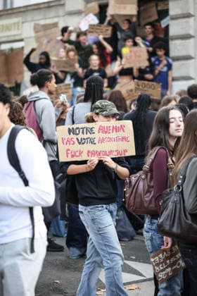 Paris, France le 01 octobre 2026 - Des lyceens du Lycee Victor Duruy bloquent l acces lors d un piquet de greve pendant la mobilisation des lyceens - High school students from the Victor Duruy Lycee block access during a strike picket during the mobilization of high school students  Copyright: xSebastienxTOUBONx