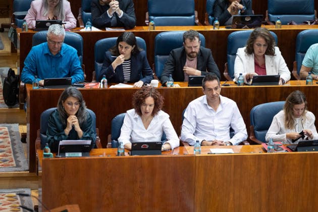 Housing Dominates This Thursday’s Plenary Session in the Assembly, Marked by Maricarmen, the Protest Camp, and the Royal Decrees. The spokesperson for Más Madrid in the Madrid Assembly, Manuela Bergerot (front row), i, during a plenary session at the Madrid Assembly on October 1, 2026, in Madrid, Spain. The housing crisis dominates this Thursday’s plenary session, October 1, in the Madrid Regional Assembly, a session dominated by the eviction of 87-year-old Maricarmen last week, which has sparked social unrest, including a protest camp at Puerta del Sol, leading to a new clash between the Government Delegation, City Hall, and the Regional Government, in addition to the push for two royal decrees, the ratification of which Congress will vot  Copyright: xJesusxHellinx 7812021