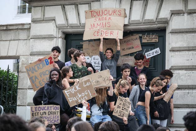Paris, France le 01 octobre 2026 - Des lyceens du Lycee Victor Duruy bloquent l acces lors d un piquet de greve pendant la mobilisation des lyceens - High school students from the Victor Duruy Lycee block access during a strike picket during the mobilization of high school students  Copyright: xSebastienxTOUBONx