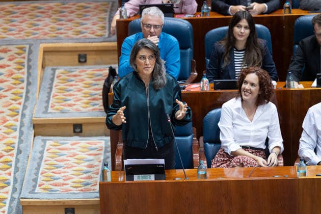 Housing Dominates This Thursday’s Plenary Session in the Assembly, Marked by Maricarmen, the Protest Camp, and the Royal Decrees. The spokesperson for Más Madrid in the Madrid Assembly, Manuela Bergerot (front row), i, during a plenary session at the Madrid Assembly on October 1, 2026, in Madrid, Spain. The housing crisis dominates this Thursday’s plenary session, October 1, in the Madrid Regional Assembly, a session dominated by the eviction of 87-year-old Maricarmen last week, which has sparked social unrest, including a protest camp at Puerta del Sol, leading to a new clash between the Government Delegation, City Hall, and the Regional Government, in addition to the push for two royal decrees, the ratification of which Congress will vot  Copyright: xJesusxHellinx 7812022