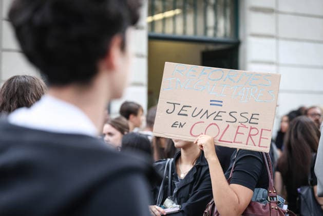 Paris, France le 01 octobre 2026 - Des lyceens du Lycee Victor Duruy bloquent l acces lors d un piquet de greve pendant la mobilisation des lyceens - High school students from the Victor Duruy Lycee block access during a strike picket during the mobilization of high school students  Copyright: xSebastienxTOUBONx