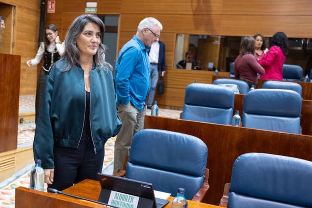 Housing Dominates This Thursday’s Plenary Session in the Assembly, Marked by Maricarmen, the Protest Camp, and the Royal Decrees. The spokesperson for Más Madrid in the Madrid Assembly, Manuela Bergerot (front row), i, during a plenary session at the Madrid Assembly on October 1, 2026, in Madrid, Spain. The housing crisis dominates this Thursday’s plenary session, October 1, in the Madrid Regional Assembly, a session dominated by the eviction of 87-year-old Maricarmen last week, which has sparked social unrest, including a protest camp at Puerta del Sol, leading to a new clash between the Government Delegation, City Hall, and the Regional Government, in addition to the push for two royal decrees, the ratification of which Congress will vot  Copyright: xJesusxHellinx 7812023