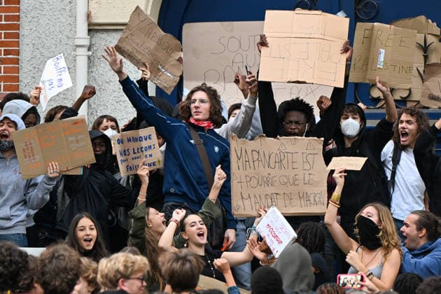 Paris: High School Students Mobilize at Several Schools Students gather during a blockade at the Lycée Carnot high school in Paris, France, on October 1, 2026. Protests and student-led entrance blockades have intensified across the Île-de-France region and other urban centers in recent days, as high school students demonstrate against poor learning conditions. 460093 2026 10 01 Paris France (no people shown) Copyright: xL.Urmanx xStarfacex STAR_460093_010