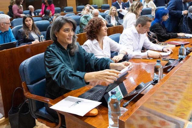 Housing Dominates This Thursday’s Plenary Session in the Assembly, Marked by Maricarmen, the Protest Camp, and the Royal Decrees. The spokesperson for Más Madrid in the Madrid Assembly, Manuela Bergerot (front row), i, during a plenary session at the Madrid Assembly on October 1, 2026, in Madrid, Spain. The housing crisis dominates this Thursday’s plenary session, October 1, in the Madrid Regional Assembly, a session dominated by the eviction of 87-year-old Maricarmen last week, which has sparked social unrest, including a protest camp at Puerta del Sol, leading to a new clash between the Government Delegation, City Hall, and the Regional Government, in addition to the push for two royal decrees, the ratification of which Congress will vot  Copyright: xJesusxHellinx 7812024