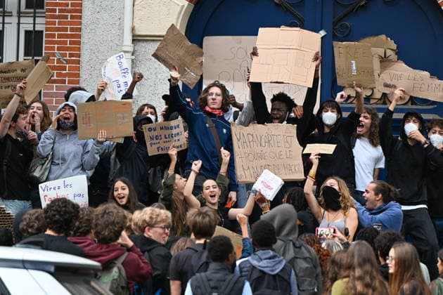 Paris: High School Students Mobilize at Several Schools Students gather during a blockade at the Lycée Carnot high school in Paris, France, on October 1, 2026. Protests and student-led entrance blockades have intensified across the Île-de-France region and other urban centers in recent days, as high school students demonstrate against poor learning conditions. 460093 2026 10 01 Paris France (no people shown) Copyright: xL.Urmanx xStarfacex STAR_460093_011