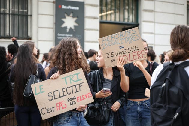 Paris, France le 01 octobre 2026 - Des lyceens du Lycee Victor Duruy bloquent l acces lors d un piquet de greve pendant la mobilisation des lyceens - High school students from the Victor Duruy Lycee block access during a strike picket during the mobilization of high school students  Copyright: xSebastienxTOUBONx