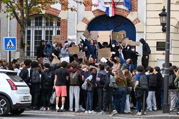 Paris: High School Students Mobilize at Several Schools Students gather during a blockade at the Lycée Carnot high school in Paris, France, on October 1, 2026. Protests and student-led entrance blockades have intensified across the Île-de-France region and other urban centers in recent days, as high school students demonstrate against poor learning conditions. 460093 2026 10 01 Paris France (no people shown) Copyright: xL.Urmanx xStarfacex STAR_460093_012