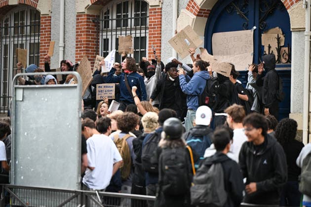 Paris: High School Students Mobilize at Several Schools Students gather during a blockade at the Lycée Carnot high school in Paris, France, on October 1, 2026. Protests and student-led entrance blockades have intensified across the Île-de-France region and other urban centers in recent days, as high school students demonstrate against poor learning conditions. 460093 2026 10 01 Paris France (no people shown) Copyright: xL.Urmanx xStarfacex STAR_460093_015