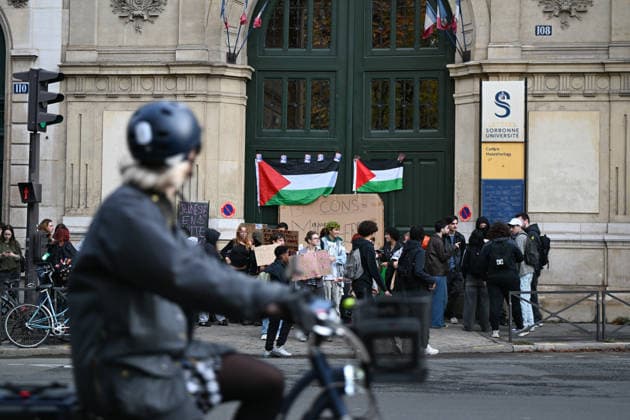 Paris: High School Students Mobilize at Several Schools Students gather during a blockade at the Malesherbes Campus of Sorbonne University in Paris, France, on October 1, 2026. Protests and student-led entrance blockades have intensified across the Île-de-France region and other major urban centers in recent days, as high school students demonstrate against poor learning conditions. 460093 2026 10 01 Paris France (no people shown) Copyright: xL.Urmanx xStarfacex STAR_460093_017