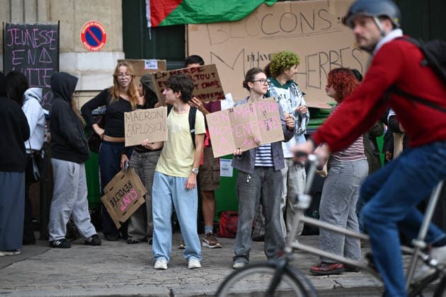 Paris: High School Students Mobilize at Several Schools Students gather during a blockade at the Malesherbes Campus of Sorbonne University in Paris, France, on October 1, 2026. Protests and student-led entrance blockades have intensified across the Île-de-France region and other major urban centers in recent days, as high school students demonstrate against poor learning conditions. 460093 2026 10 01 Paris France (no people shown) Copyright: xL.Urmanx xStarfacex STAR_460093_018