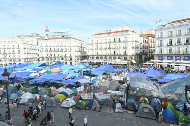 The Bear and the Strawberry Tree monument at Puerta del Sol was fenced off at daybreak to prevent vandalism. Tents set up during the housing protest encampment at Puerta del Sol on October 1, 2026, in Madrid, Spain. The Bear and the Strawberry Tree monument was found fenced off at daybreak, as announced by the mayor of Madrid to prevent vandalism of the monument, in the heart of the housing protest encampment. OCTOBER 1, 2026, Madrid, Madrid, Spain  Copyright: xGustavoxValientex 7812064