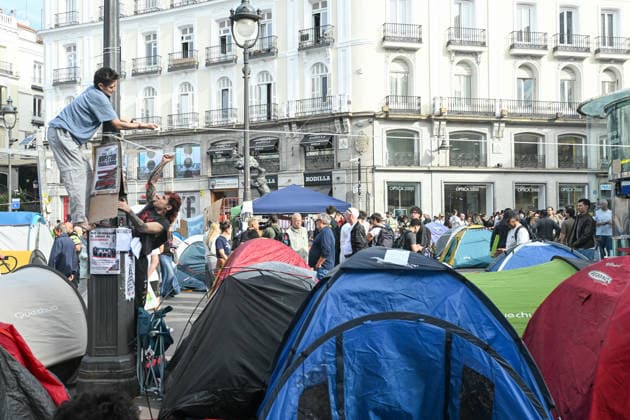 The Bear and the Strawberry Tree monument at Puerta del Sol is fenced off at daybreak to prevent vandalism. Several people at the housing protest camp at Puerta del Sol on October 1, 2026, in Madrid, Spain. The Bear and the Strawberry Tree monument was found fenced off this morning, as announced by the mayor of Madrid to prevent vandalism of the monument, located in the heart of the housing protest camp. OCTOBER 1, 2026 Madrid, Madrid, Spain  Copyright: xGustavoxValientex 7812070