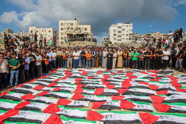 Funeral Held For Palestinians Killed In Israel-Hamas War - Gaza A mass funeral takes place for 110 Palestinians who were killed in Israeli strikes early in the Israel-Hamas war on October 1, 2026 in Gaza City, Gaza. The remains of the victims have recently been recovered from the rubble of buildings destroyed in the Al-Taj area of Gaza City. Ramez Photo by Habboub ABACAPRESS.COM Gaza Palestine  Copyright: xHabboubxRamez ABACAx