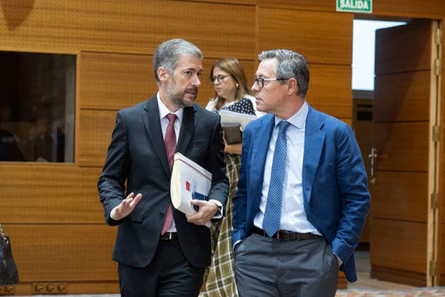Housing dominates this Thursday’s plenary session of the Assembly, marked by the Maricarmen protest, the protest camp, and Royal Decrees I D The Regional Minister of the Presidency, Miguel Ángel García Martín, and the deputy and secretary-general of the PP in Madrid, Alfonso Serrano, during a plenary session of the Madrid Regional Assembly on October 1, 2026, in Madrid, Spain Housing dominates this Thursday’s plenary session, October 1, at the Madrid Regional Assembly, dominated by the eviction of 87-year-old Maricarmen last week, which has led to social unrest including a protest camp at Puerta del Sol—causing a new clash between the Government Delegation, City Hall, and the Regional Government— in addition to the push for two royal decre  Copyright: xJesusxHellinx 7812145