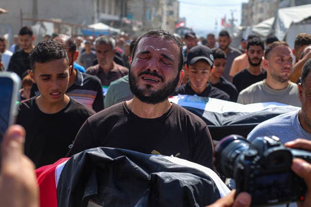 Funeral Held For Palestinians Killed In Israel-Hamas War - Gaza A mass funeral takes place for 110 Palestinians who were killed in Israeli strikes early in the Israel-Hamas war on October 1, 2026 in Gaza City, Gaza. The remains of the victims have recently been recovered from the rubble of buildings destroyed in the Al-Taj area of Gaza City. Ramez Photo by Habboub ABACAPRESS.COM Gaza Palestine  Copyright: xHabboubxRamez ABACAx