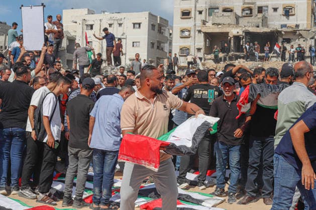 Funeral Held For Palestinians Killed In Israel-Hamas War - Gaza A mass funeral takes place for 110 Palestinians who were killed in Israeli strikes early in the Israel-Hamas war on October 1, 2026 in Gaza City, Gaza. The remains of the victims have recently been recovered from the rubble of buildings destroyed in the Al-Taj area of Gaza City. Ramez Photo by Habboub ABACAPRESS.COM Gaza Palestine  Copyright: xHabboubxRamez ABACAx