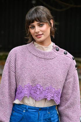 PFW Chloe Outside Arrivals JR Taylor Hill arriving at the Chloe show during Paris Fashion Week, in Paris, France on 1 October 2026. Photo by Julien Reynaud APS-Medias ABACAPRESS.COM Paris France  Copyright: xReynaudxJulien APS-Medias ABACAx