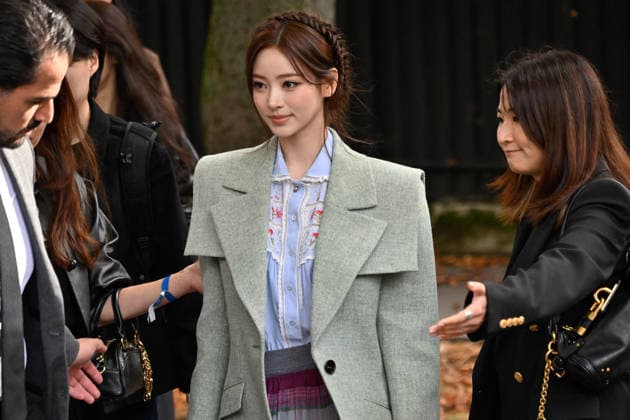 PFW Chloe Outside Arrivals JR Anna Tanaka arriving at the Chloe show during Paris Fashion Week, in Paris, France on 1 October 2026. Photo by Julien Reynaud APS-Medias ABACAPRESS.COM Paris France  Copyright: xReynaudxJulien APS-Medias ABACAx