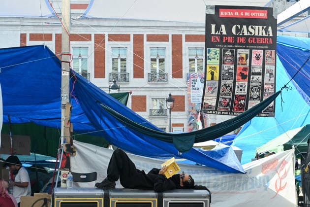 The Bear and the Strawberry Tree monument at Puerta del Sol is fenced off at daybreak to prevent vandalism. Several people at the housing protest camp at Puerta del Sol on October 1, 2026, in Madrid, Spain. The Bear and the Strawberry Tree monument was found fenced off this morning, as announced by the mayor of Madrid to prevent vandalism of the monument, located in the heart of the housing protest encampment. OCTOBER 1, 2026 Madrid, Madrid, Spain  Copyright: xGustavoxValientex 7812312