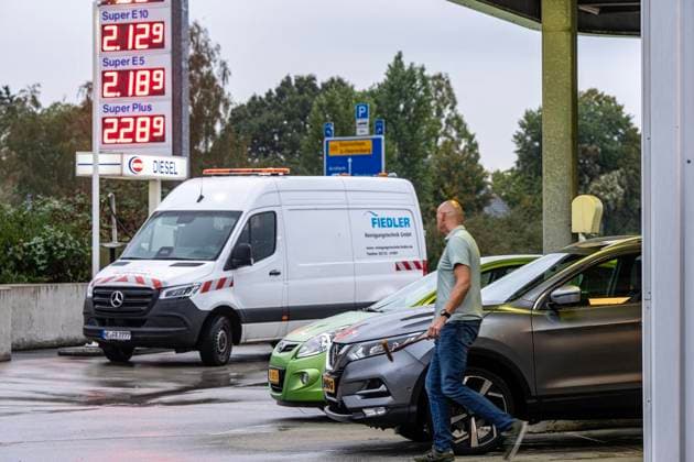 Are Dutch People Now Flocking to Gas Stations at the Border? ** FOR EDITORIAL USE ONLY ** EDITORIAL USE ONLY ** p Overview photo taken on October 1, 2026, at a gas station in Emmerich. The gas discount is valid starting October 1. Photo by Arnulf Stoffel, Funke Foto Services p Colorful Germany, North Rhine-Westphalia, Emmerich. Copyright ArnulfxStoffel Copyright: ArnulfxStoffel doc87u8u1irm9u1dk3wtky5 ,EDITORIAL USE ONLY Copyright: ArnulfxStoffel
