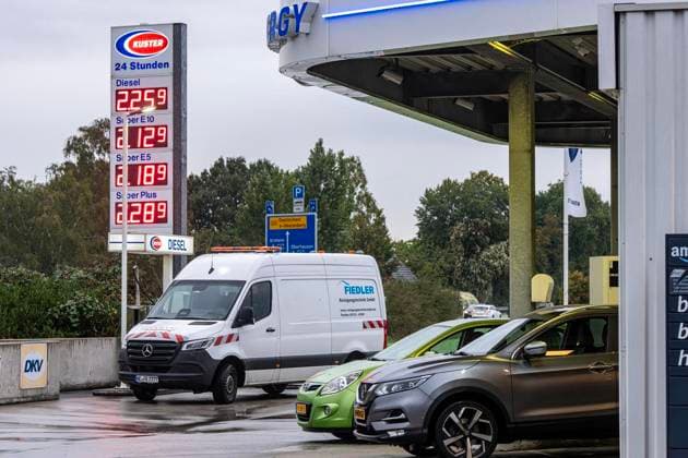 Are Dutch People Now Flocking to Gas Stations at the Border? ** FOR EDITORIAL USE ONLY ** EDITORIAL USE ONLY ** p Overview photo taken on October 1, 2026, at a gas station in Emmerich. The gas discount is valid starting October 1. Photo by Arnulf Stoffel, Funke Foto Services p Colorful Germany, North Rhine-Westphalia, Emmerich. Copyright ArnulfxStoffel Copyright: ArnulfxStoffel doc87u8u1n5uh2xkt5skw5 ,EDITORIAL USE ONLY Copyright: ArnulfxStoffel