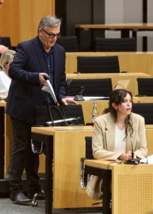 Thuringian State Parliament, Justice Committee, September 30, 2026, Erfurt, Thuringian State Parliament, Justice Committee, Oral hearing on the motion by the Left Party (Die Linke) to initiate proceedings to ban the AfD. Pictured: Hape Kerkeling arriving during the hearing, photographed by Valentina Chiofalo of the Society for Civil Liberties e.V.