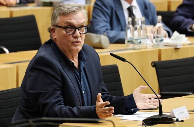 Thuringian State Parliament Justice Committee, September 30, 2026, Erfurt, Thuringian State Parliament, Justice Committee, Oral Hearing on the Motion by the Die Linke Parliamentary Group to Initiate Proceedings to Ban the AfD; Pictured: Hape Kerkeling, who is to be heard