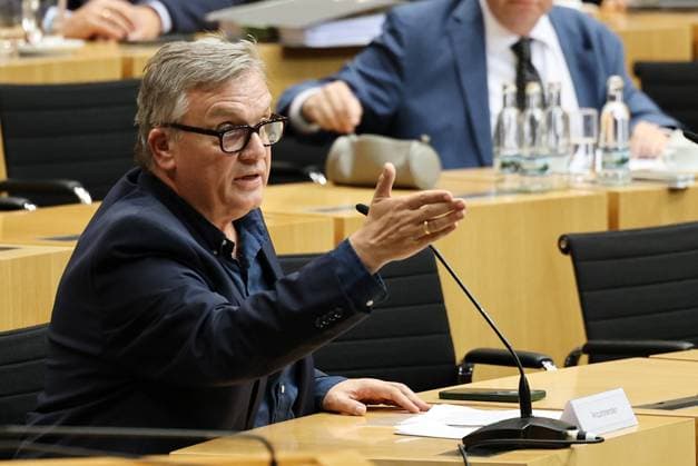 Thuringian State Parliament Justice Committee, September 30, 2026, Erfurt, Thuringian State Parliament, Justice Committee, Oral Hearing on the Motion by the Die Linke Parliamentary Group to Initiate Proceedings to Ban the AfD; Photo: Hape Kerkeling, who is to be heard