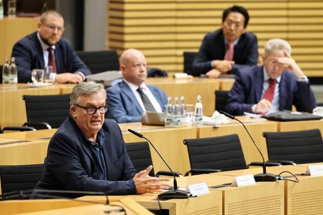Thuringian State Parliament, Justice Committee, September 30, 2026, Erfurt, Thuringian State Parliament, Justice Committee, Oral hearing on the motion by the Left Party (Die Linke) to initiate proceedings to ban the AfD. Pictured: Hape Kerkeling, who is speaking; behind him are Dr. Christian Conrad, Dr. habil. Ulrich Vosgerau, Chan Jo Jun, and Dr. Hans Georg Maassen.