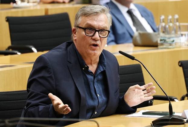 Thuringian State Parliament Justice Committee, September 30, 2026, Erfurt, Thuringian State Parliament, Justice Committee, Oral Hearing on the Motion by The Left Party to Initiate Proceedings to Ban the AfD; Photo: Hape Kerkeling Being Heard