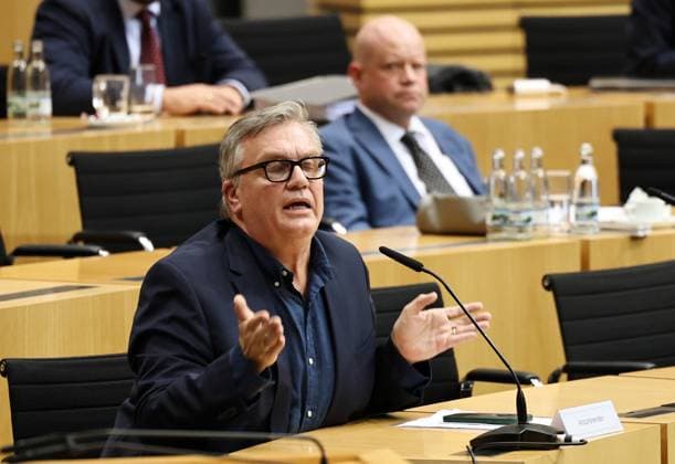 Thuringian State Parliament, Justice Committee, September 30, 2026, Erfurt, Thuringian State Parliament, Justice Committee, Oral hearing on the motion by The Left parliamentary group to initiate proceedings to ban the AfD. Pictured: Hape Kerkeling, who is set to testify, with Dr. habil. Ulrich Vosgerau behind him.
