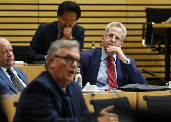 Thuringian State Parliament, Justice Committee, September 30, 2026, Erfurt, Thuringian State Parliament, Justice Committee, Oral Hearing on the Motion by The Left Party to Initiate Proceedings to Ban the AfD. Pictured: Hape Kerkeling, who is speaking, with Dr. habil. Ulrich Vosgerau, Chan Jo Jun, and Dr. Hans Georg Maassen behind him.