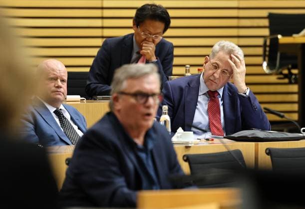 Thuringian State Parliament, Justice Committee, September 30, 2026, Erfurt, Thuringian State Parliament, Justice Committee, Oral Hearing on the Motion by The Left Party to Initiate Proceedings to Ban the AfD. Pictured: Hape Kerkeling, who is speaking, with Dr. habil. Ulrich Vosgerau, Chan Jo Jun, and Dr. Hans Georg Maassen behind him.