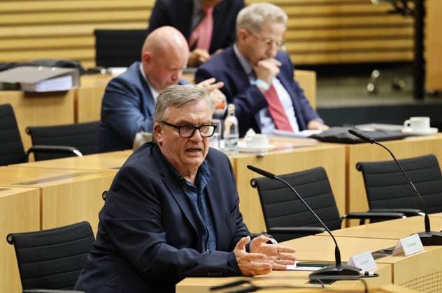 Thuringian State Parliament, Justice Committee, September 30, 2026, Erfurt, Thuringian State Parliament, Justice Committee, Oral hearing on the motion by the Left Party faction to initiate proceedings to ban the AfD. Pictured: Hape Kerkeling speaking; behind him, Dr. habil. Ulrich Vosgerau and Dr. Hans Georg Maassen