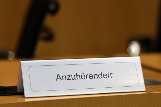 Thuringian State Parliament, Judicial Committee, September 30, 2026, Erfurt, Thuringian State Parliament, Judicial Committee, Oral Hearing on the Motion by the Die Linke Parliamentary Group to Initiate Proceedings to Ban the AfD; Pictured: Sign reading Hearing Participants r