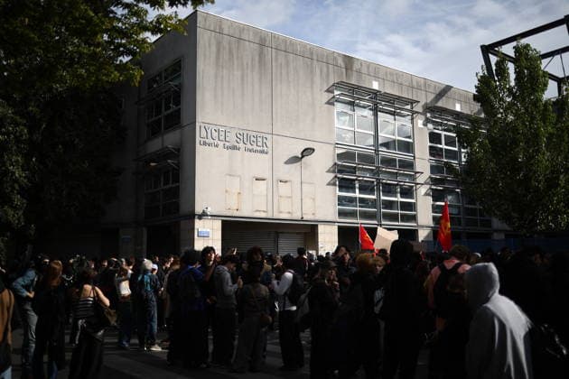 Students Prostest - Saint-Denis (CRS) Republican Security Corps and Student in front of Suger secondary school in Saint-Denis, North of Paris, on October 1, 2026 as they continue their protest to demand the hiring of substitute teachers, increased resources, and decent learning conditions. Photo by Raphael Lafargue ABACAPRESS.COM Saint-Denis Ile-de-France France Copyright: xLafarguexRaphael ABACAx