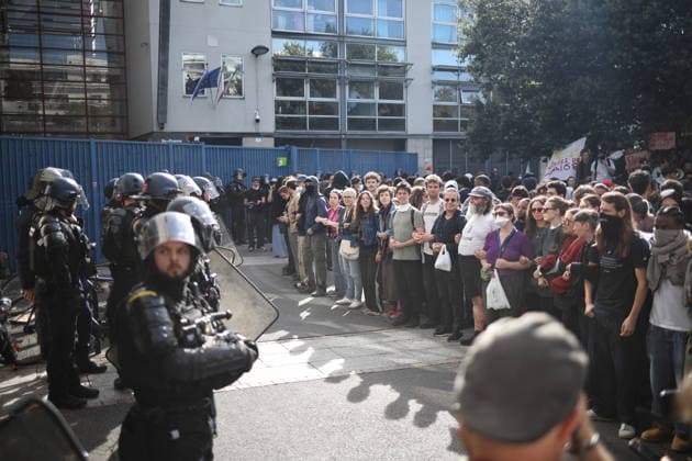 Students Prostest - Saint-Denis (CRS) Republican Security Corps and Student in front of Suger secondary school in Saint-Denis, North of Paris, on October 1, 2026 as they continue their protest to demand the hiring of substitute teachers, increased resources, and decent learning conditions. Photo by Raphael Lafargue ABACAPRESS.COM Saint-Denis Ile-de-France France  Copyright: xLafarguexRaphael ABACAx
