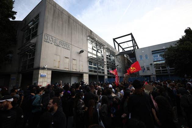 Students Prostest - Saint-Denis (CRS) Republican Security Corps and Student in front of Suger secondary school in Saint-Denis, North of Paris, on October 1, 2026 as they continue their protest to demand the hiring of substitute teachers, increased resources, and decent learning conditions. Photo by Raphael Lafargue ABACAPRESS.COM Saint-Denis Ile-de-France France Copyright: xLafarguexRaphael ABACAx