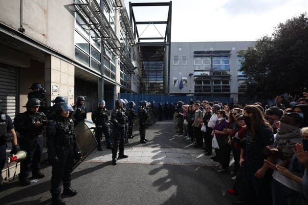 Students Prostest - Saint-Denis (CRS) Republican Security Corps and Student in front of Suger secondary school in Saint-Denis, North of Paris, on October 1, 2026 as they continue their protest to demand the hiring of substitute teachers, increased resources, and decent learning conditions. Photo by Raphael Lafargue ABACAPRESS.COM Saint-Denis Ile-de-France France Copyright: xLafarguexRaphael ABACAx