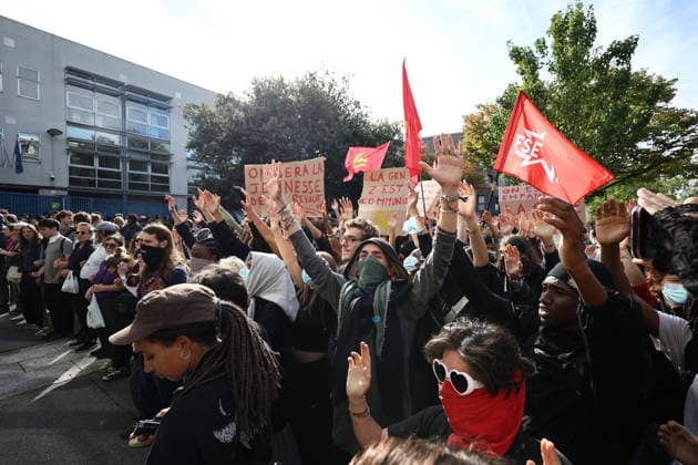 Students Prostest - Saint-Denis (CRS) Republican Security Corps and Student in front of Suger secondary school in Saint-Denis, North of Paris, on October 1, 2026 as they continue their protest to demand the hiring of substitute teachers, increased resources, and decent learning conditions. Photo by Raphael Lafargue ABACAPRESS.COM Saint-Denis Ile-de-France France  Copyright: xLafarguexRaphael ABACAx