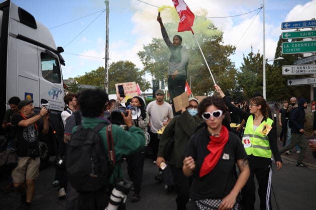Students Prostest - Saint-Denis High school students marching between Saint-Denis and Aubervilliers North of Paris, on October 1, 2026 as they continue their protest to demand the hiring of substitute teachers, increased resources, and decent learning conditions. Photo by Raphael Lafargue ABACAPRESS.COM Saint-Denis Ile-de-France France Copyright: xLafarguexRaphael ABACAx
