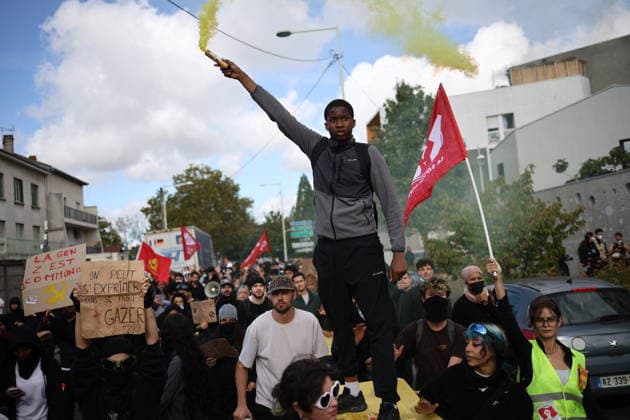Students Prostest - Saint-Denis High school students marching between Saint-Denis and Aubervilliers North of Paris, on October 1, 2026 as they continue their protest to demand the hiring of substitute teachers, increased resources, and decent learning conditions. Photo by Raphael Lafargue ABACAPRESS.COM Saint-Denis Ile-de-France France Copyright: xLafarguexRaphael ABACAx