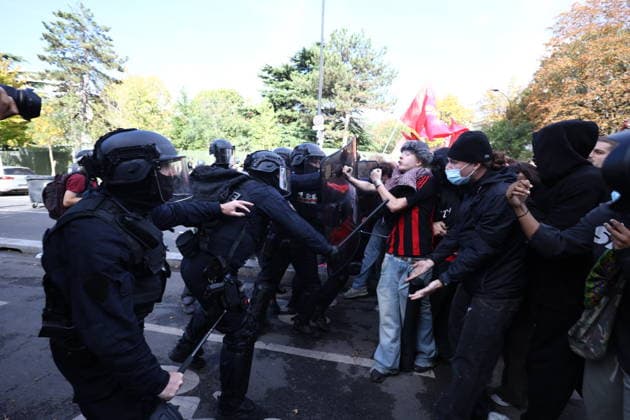 Student Prostest - Aubervilliers Clash between (CRS) Republican Security Corps and Student in front of Suger secondary school in Aubervilliers, North of Paris, on October 1, 2026 as they continue their protest to demand the hiring of substitute teachers, increased resources, and decent learning conditions. Photo by Raphael Lafargue ABACAPRESS.COM Aubervilliers Ile-de-France France Copyright: xLafarguexRaphael ABACAx