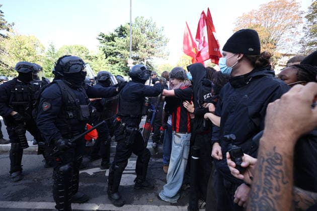 Student Prostest - Aubervilliers Clash between (CRS) Republican Security Corps and Student in front of Suger secondary school in Aubervilliers, North of Paris, on October 1, 2026 as they continue their protest to demand the hiring of substitute teachers, increased resources, and decent learning conditions. Photo by Raphael Lafargue ABACAPRESS.COM Aubervilliers Ile-de-France France Copyright: xLafarguexRaphael ABACAx
