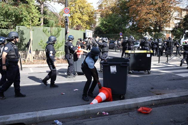 RECORD DATE NOT STATED Student Prostest - Aubervilliers Clash between (CRS) Republican Security Corps and Student in front of Suger secondary school in Aubervilliers, North of Paris, on October 1, 2026 as they continue their protest to demand the hiring of substitute teachers, increased resources, and decent learning conditions. Photo by Raphael Lafargue ABACAPRESS.COM Aubervilliers Ile-de-France France Copyright: xLafarguexRaphael ABACAx