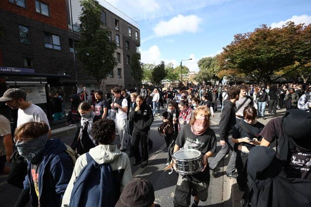 Students Prostest - Saint-Denis (CRS) Republican Security Corps and Student in front of Suger secondary school in Saint-Denis, North of Paris, on October 1, 2026 as they continue their protest to demand the hiring of substitute teachers, increased resources, and decent learning conditions. Photo by Raphael Lafargue ABACAPRESS.COM Saint-Denis Ile-de-France France Copyright: xLafarguexRaphael ABACAx