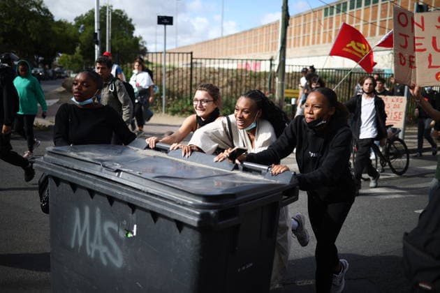 Students Prostest - Saint-Denis High school students marching between Saint-Denis and Aubervilliers North of Paris, on October 1, 2026 as they continue their protest to demand the hiring of substitute teachers, increased resources, and decent learning conditions. Photo by Raphael Lafargue ABACAPRESS.COM Saint-Denis Ile-de-France France Copyright: xLafarguexRaphael ABACAx
