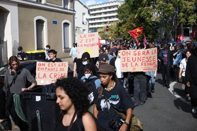 Students Prostest - Saint-Denis High school students marching between Saint-Denis and Aubervilliers North of Paris, on October 1, 2026 as they continue their protest to demand the hiring of substitute teachers, increased resources, and decent learning conditions. Photo by Raphael Lafargue ABACAPRESS.COM Saint-Denis Ile-de-France France Copyright: xLafarguexRaphael ABACAx