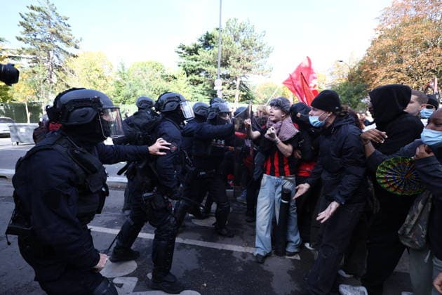 Student Prostest - Aubervilliers Clash between (CRS) Republican Security Corps and Student in front of Suger secondary school in Aubervilliers, North of Paris, on October 1, 2026 as they continue their protest to demand the hiring of substitute teachers, increased resources, and decent learning conditions. Photo by Raphael Lafargue ABACAPRESS.COM Aubervilliers Ile-de-France France Copyright: xLafarguexRaphael ABACAx