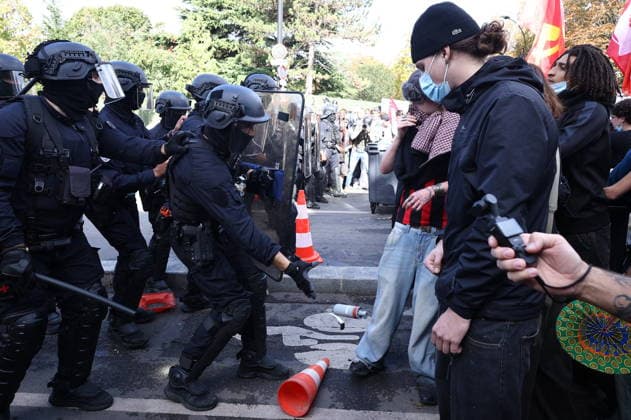 Student Prostest - Aubervilliers Clash between (CRS) Republican Security Corps and Student in front of Suger secondary school in Aubervilliers, North of Paris, on October 1, 2026 as they continue their protest to demand the hiring of substitute teachers, increased resources, and decent learning conditions. Photo by Raphael Lafargue ABACAPRESS.COM Aubervilliers Ile-de-France France Copyright: xLafarguexRaphael ABACAx